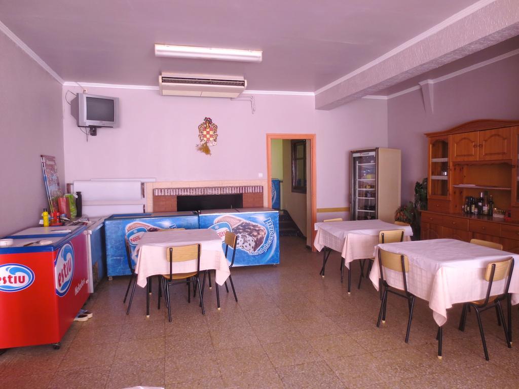 Hostal Roca Fayón Εξωτερικό φωτογραφία
